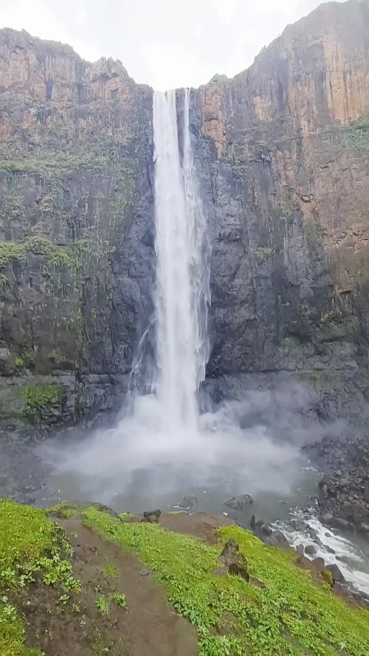 Video of Maletsunyane Falls plunging into the gorge, with spray rising from the base